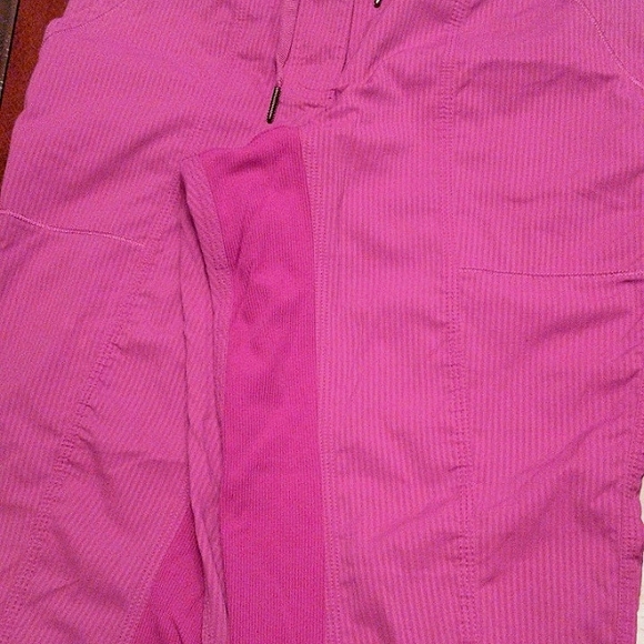 LIKE NEW bright pink lululemon crops - Picture 6 of 10